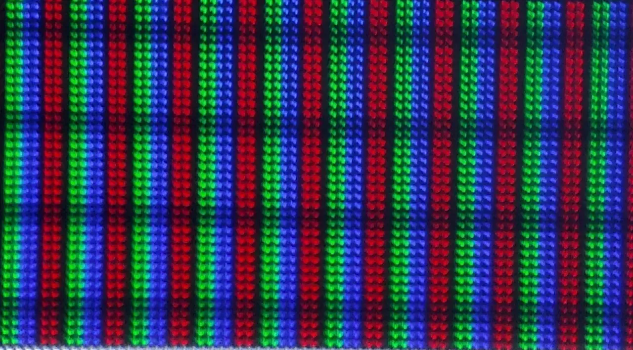 Detalle de un tubo Sony Trinitron con tecnología Aperture Grille mostrando las franjas verticales de fósforo características.