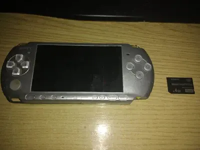 Consola PSP Slim 3000 convertida en una consola retro