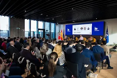 cita en el piso 24 de la IE Tower ponencia IE University