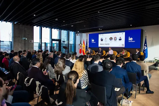 cita en el piso 24 de la IE Tower ponencia IE University