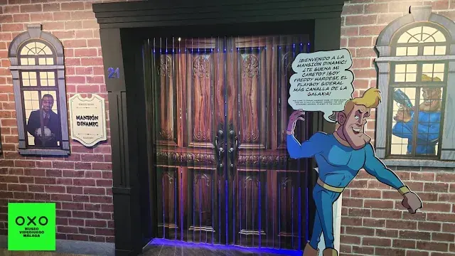 Freddy como figura clave en la exposición de Dinamic en el Museo del Videojuego, donde da la bienvenida a los visitantes de la emblemática “Mansión Dinamic