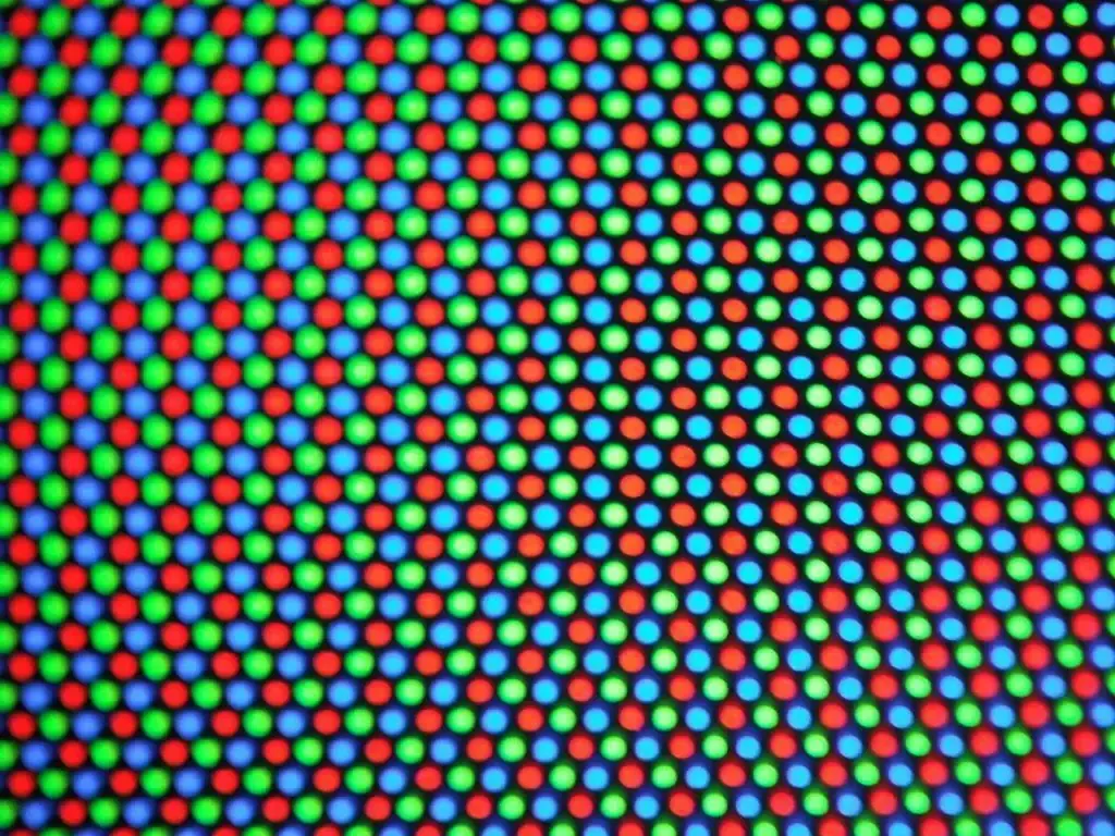 Macro de un tubo CRT Shadow Mask mostrando la disposición de los fósforos y la máscara de sombra utilizada en televisores clásicos.